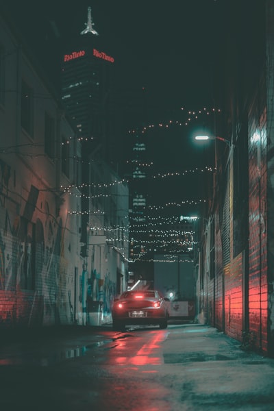 红色的车在夜间道路
